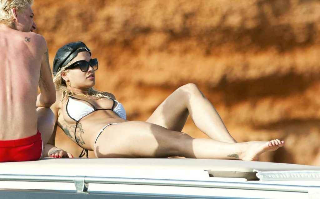 Rita Ora en bikini à La Barbade