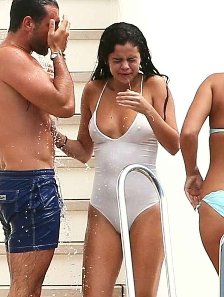 Selena Gomez en bikini