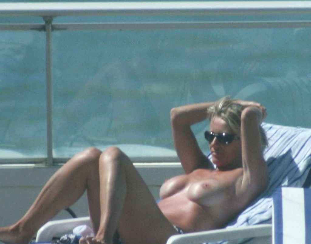 Sophie Davant seins nus et bikini en Corse