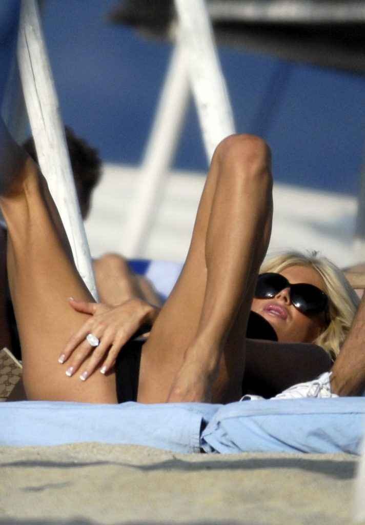 Victoria Silvstedt se touche à la plage