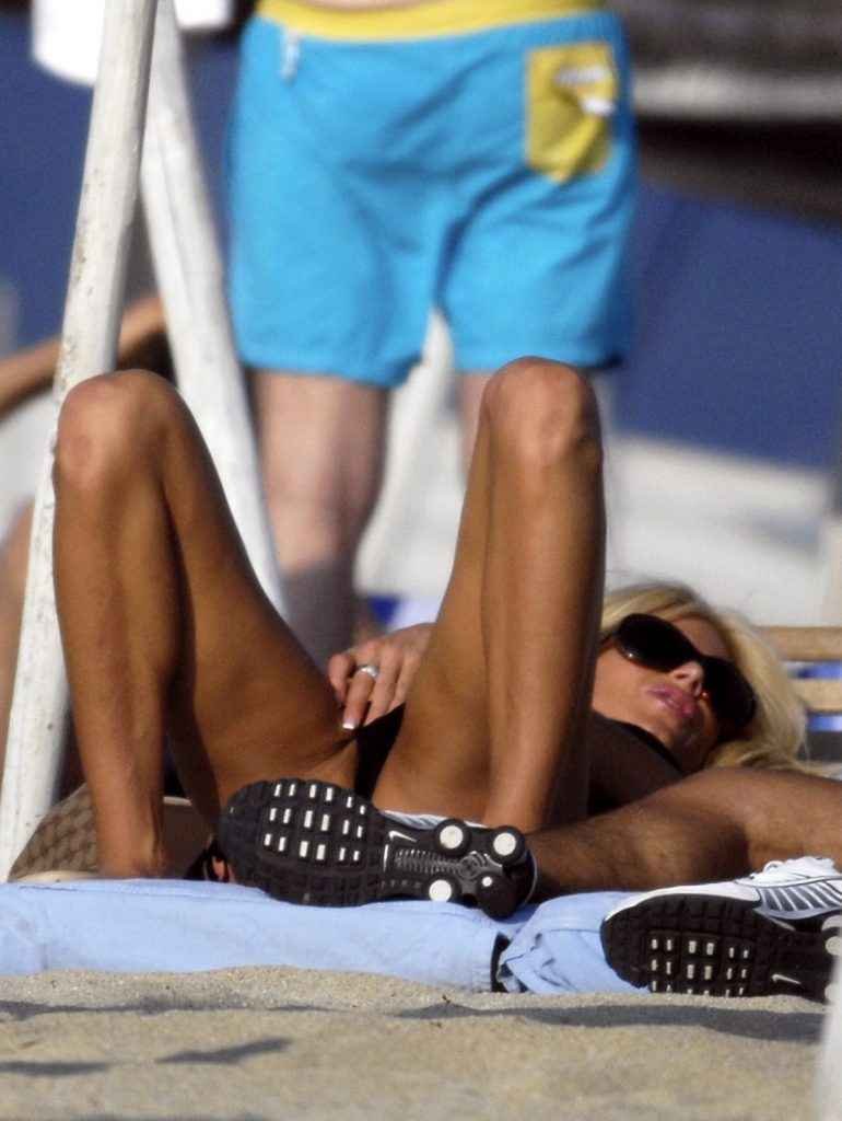 Victoria Silvstedt se touche à la plage