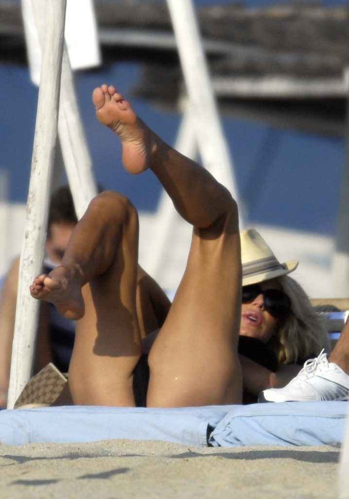 Victoria Silvstedt se touche à la plage