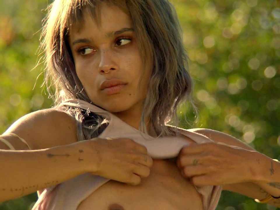 Zoe Kravitz seins nus