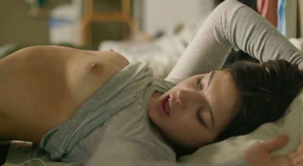 Adèle Exarchopoulos nue dans Éperdument