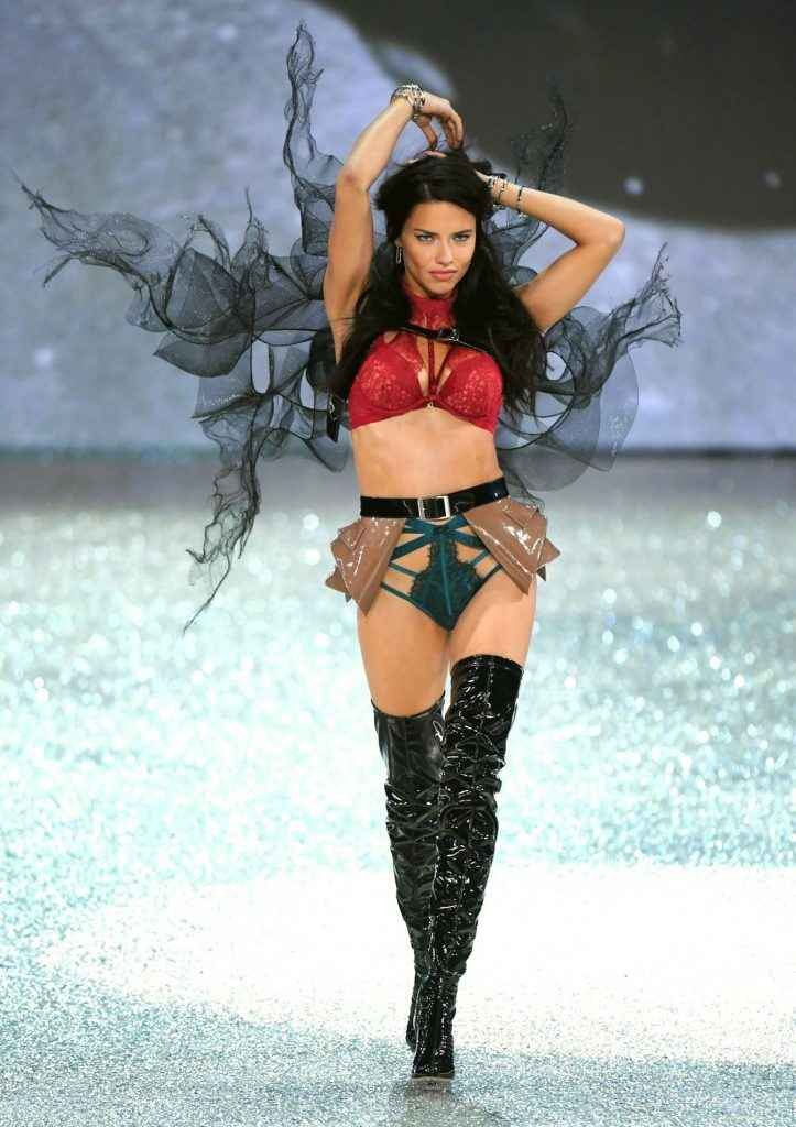 Adriana Lima défile pour Victoria's Secret à Paris