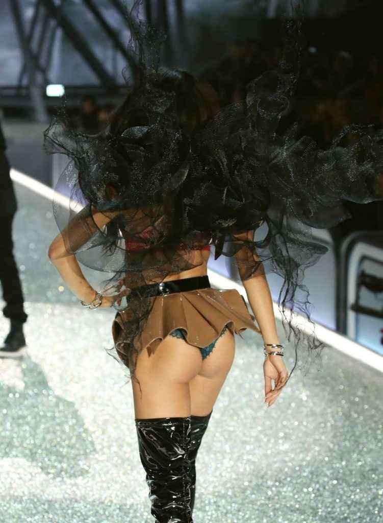 Adriana Lima défile pour Victoria's Secret à Paris