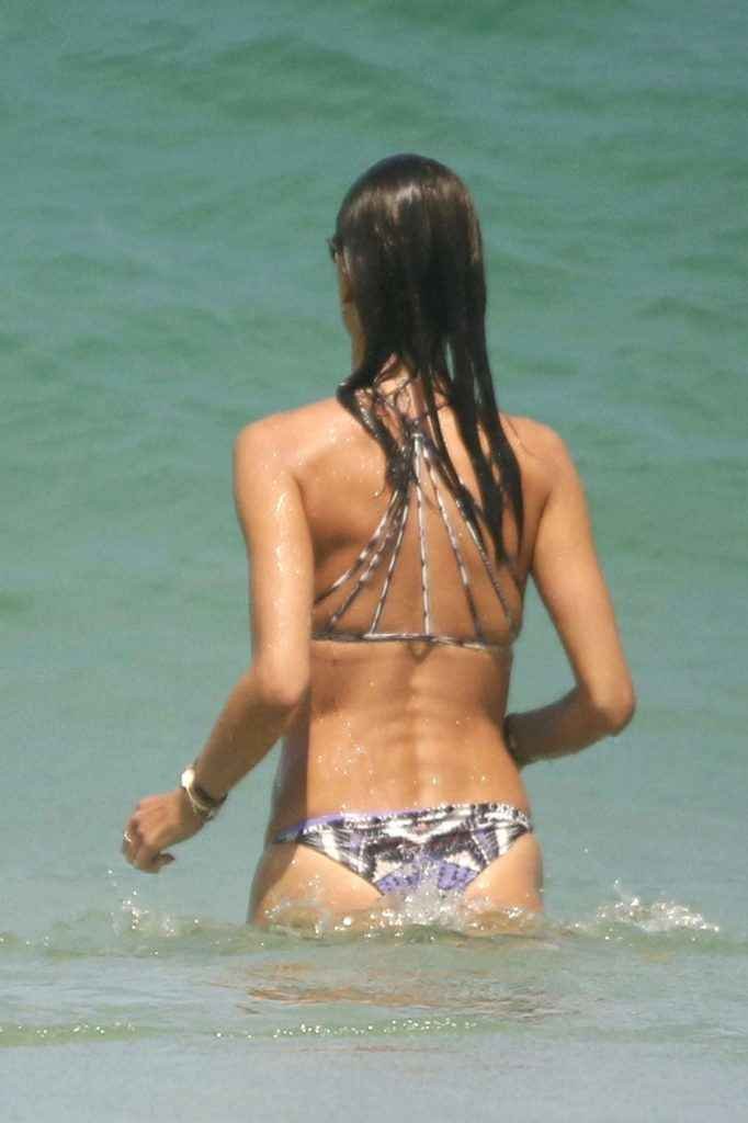 Alessandra Ambrosio en bikini au Brésil