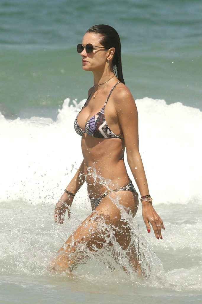 Alessandra Ambrosio en bikini au Brésil