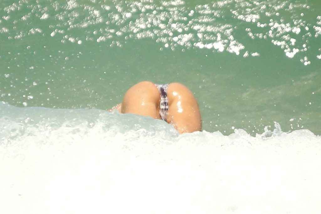 Alessandra Ambrosio en bikini au Brésil