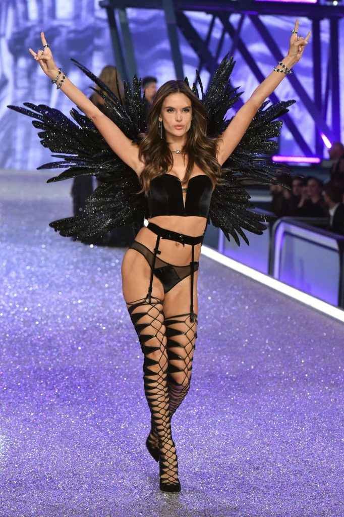 Alessandra Ambrosio à la Fashion Week de Paris