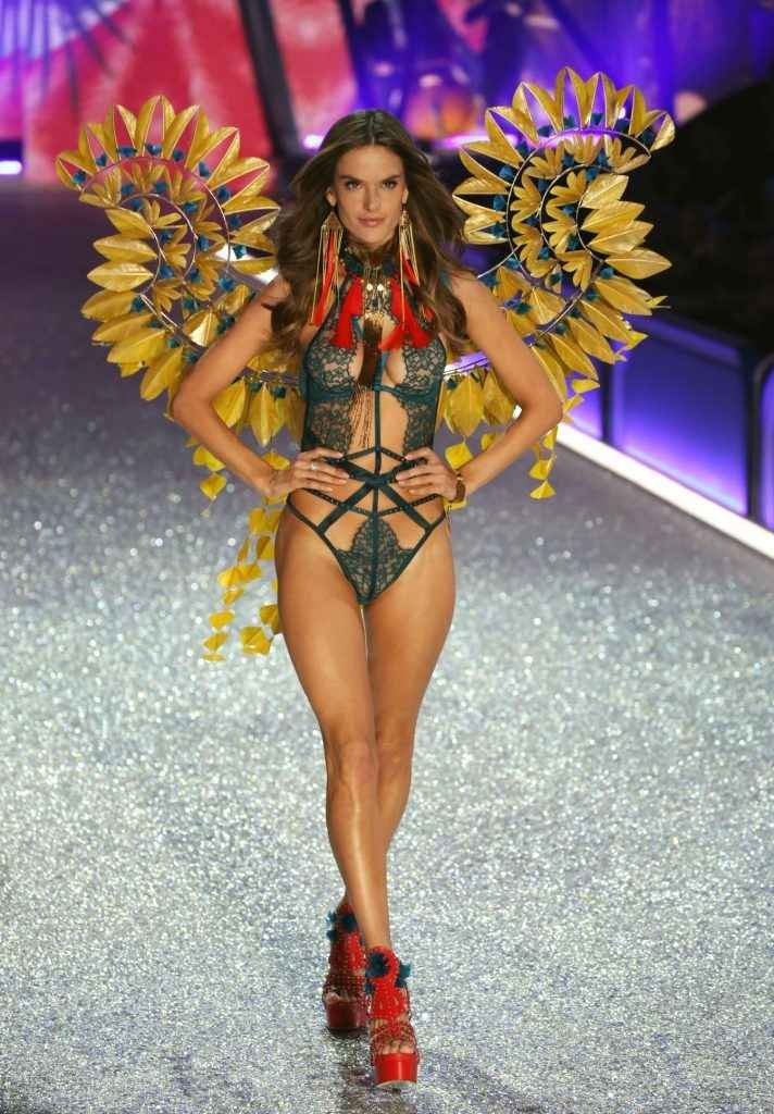 Alessandra Ambrosio à la Fashion Week de Paris