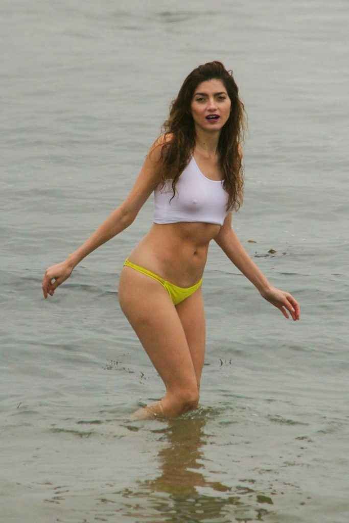 Blanca Blanco seins nus à Malibu