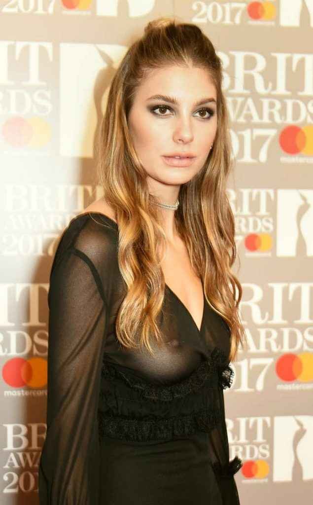 Camila Morrone seins nus aux Brit Awards