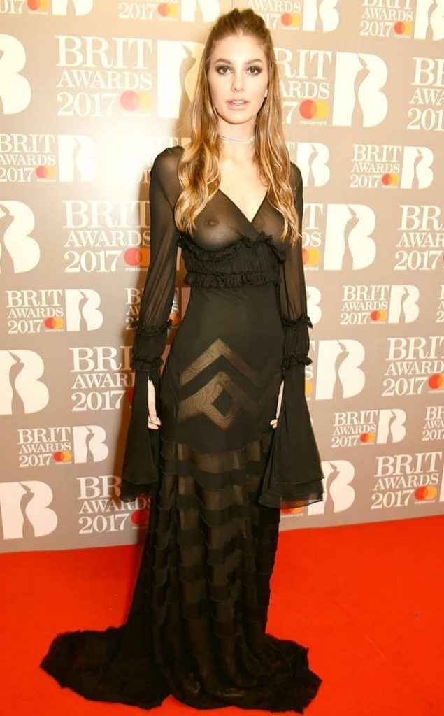 Camila Morrone seins nus aux Brit Awards