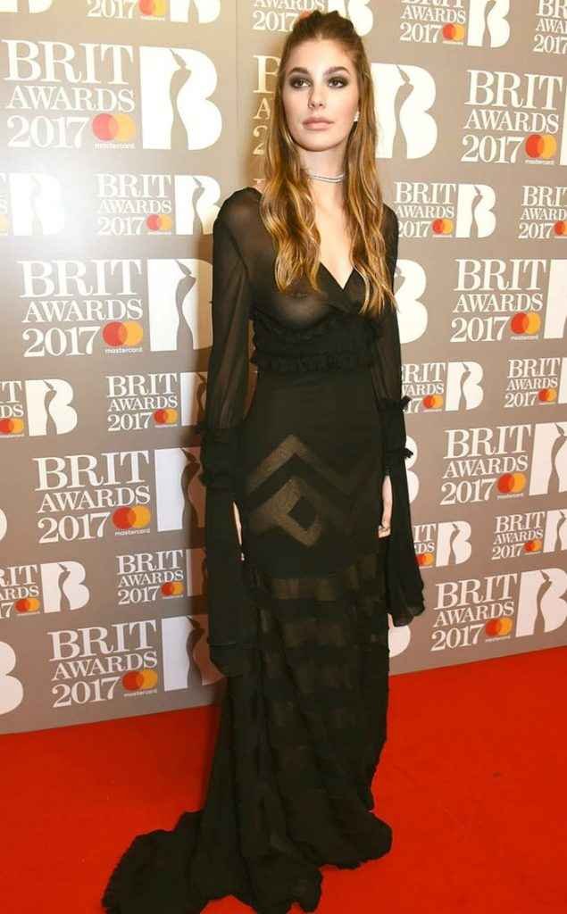 Camila Morrone seins nus aux Brit Awards