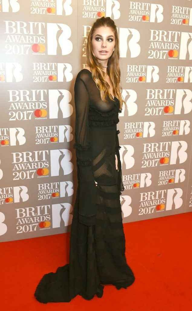 Camila Morrone seins nus aux Brit Awards