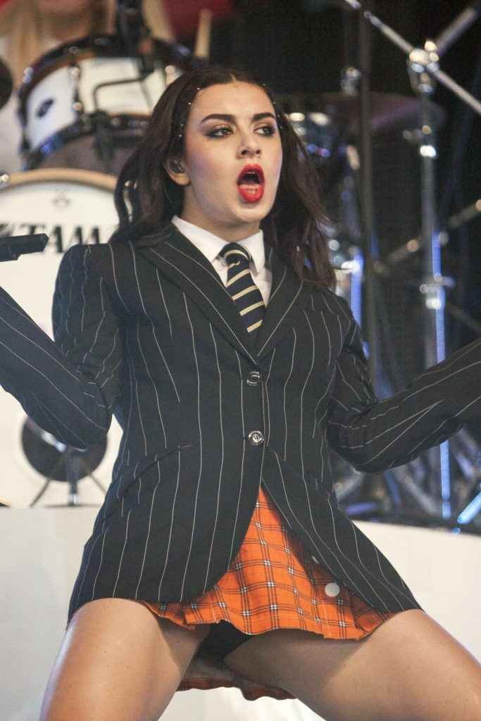 Charli XCX au festival de Glastonbury