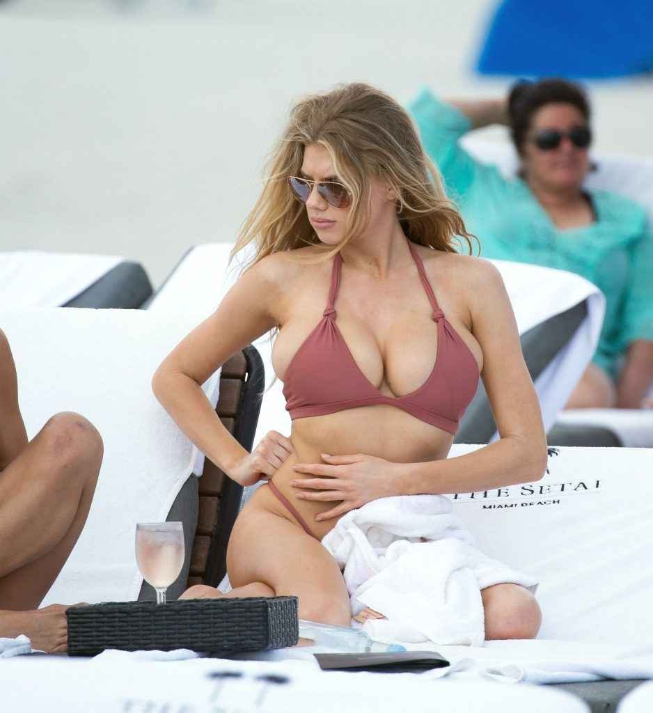 Charlotte McKinney en bikini à Miami