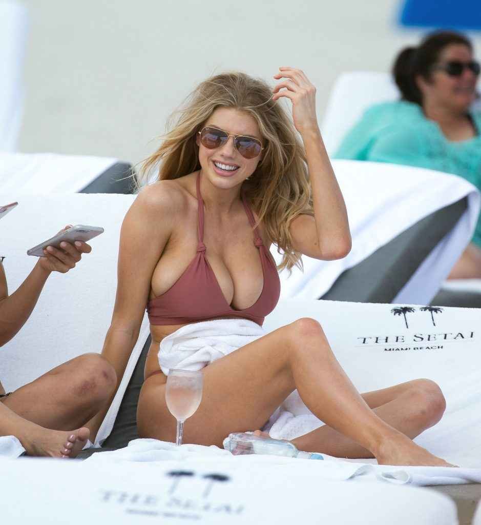 Charlotte McKinney en bikini à Miami