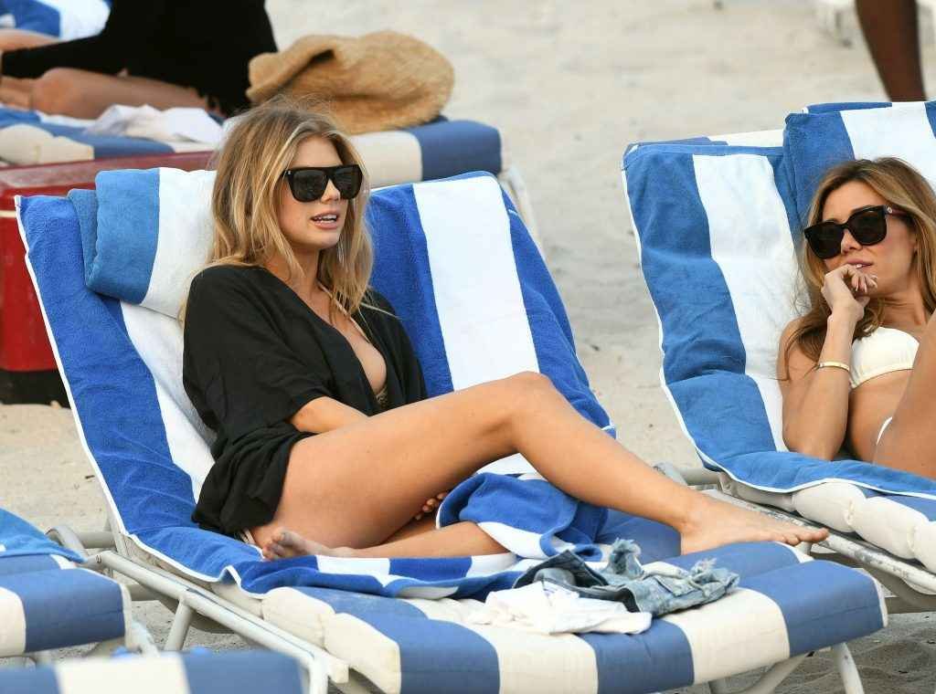 Charlotte McKinney en bikini à Miami