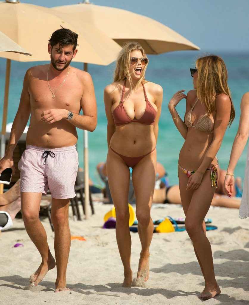 Charlotte McKinney en bikini à Miami