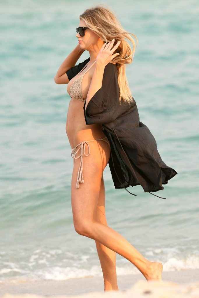 Charlotte McKinney en bikini à Miami