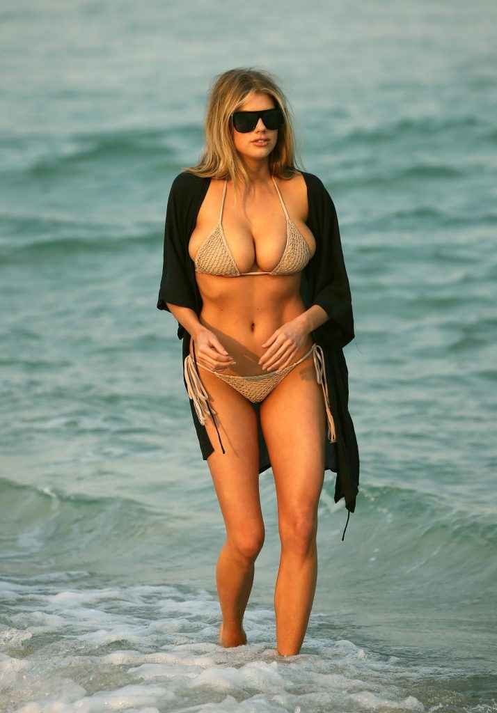 Charlotte McKinney en bikini à Miami