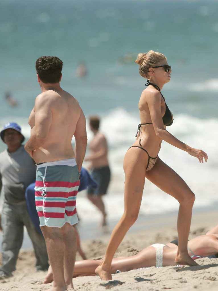 Charlotte McKinney en bikini à Santa Monica