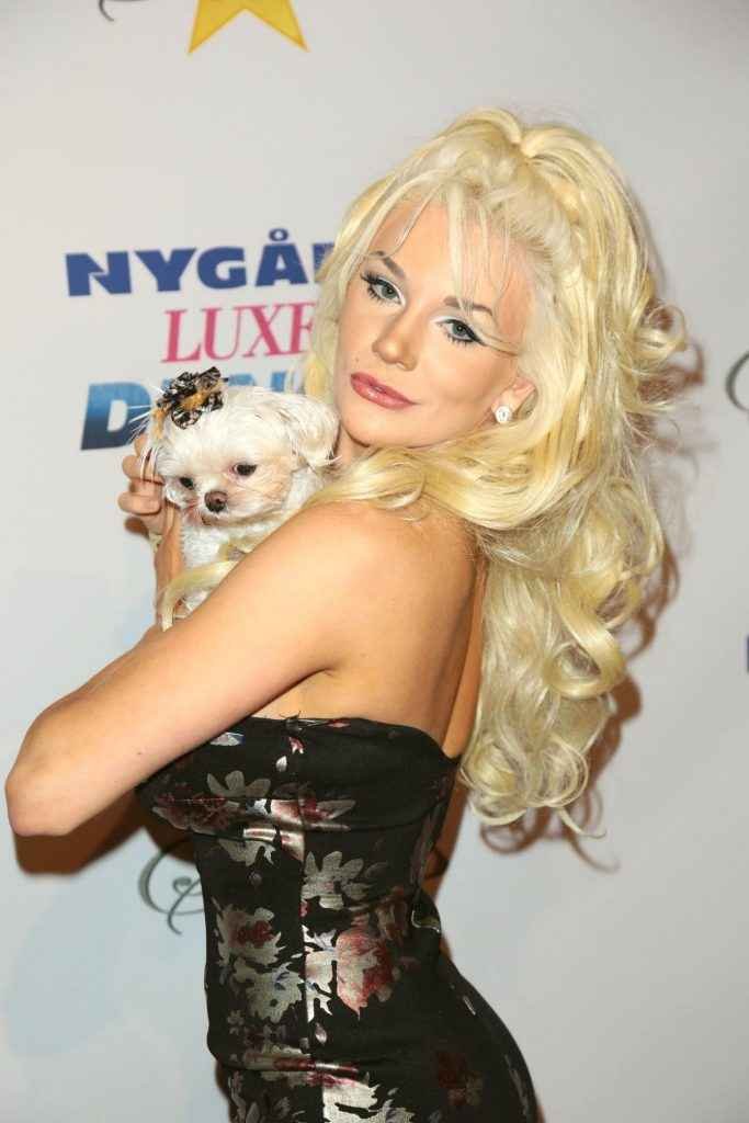 Oups, Courtney Stodden laisse échapper un téton