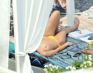 Dakota Johnson, seins nus et bikini