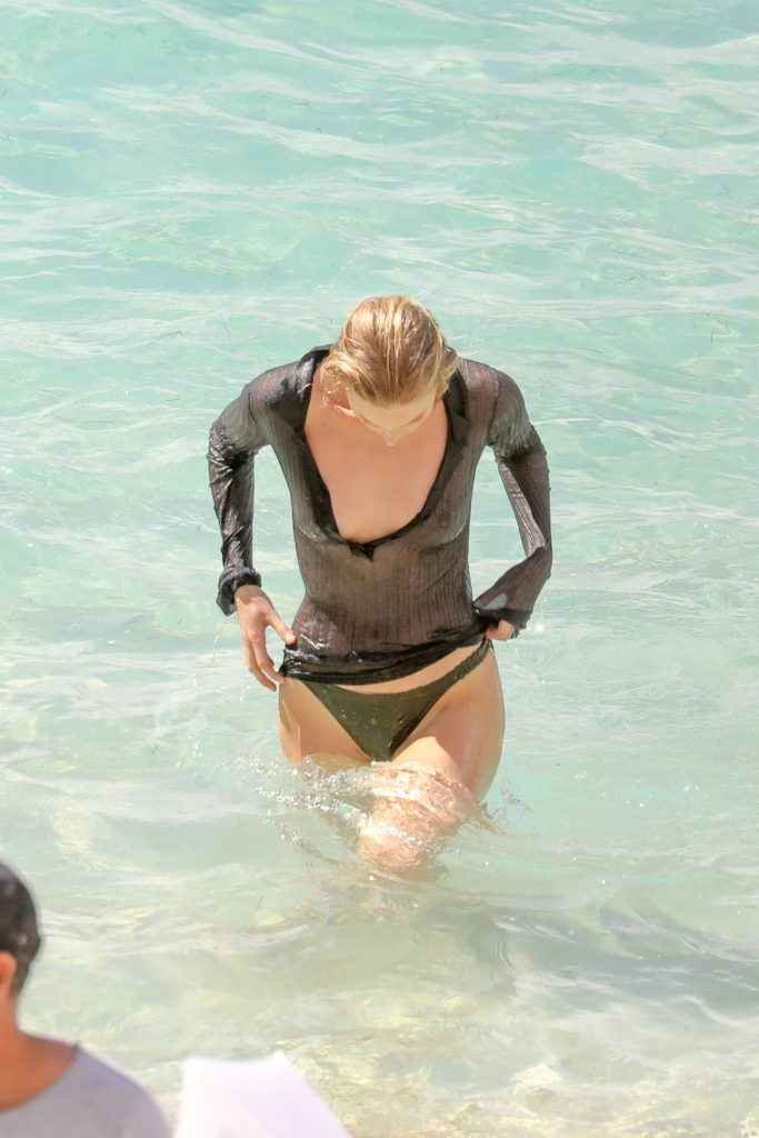 Elsa Hosk seins nus à Saint Barthélémy