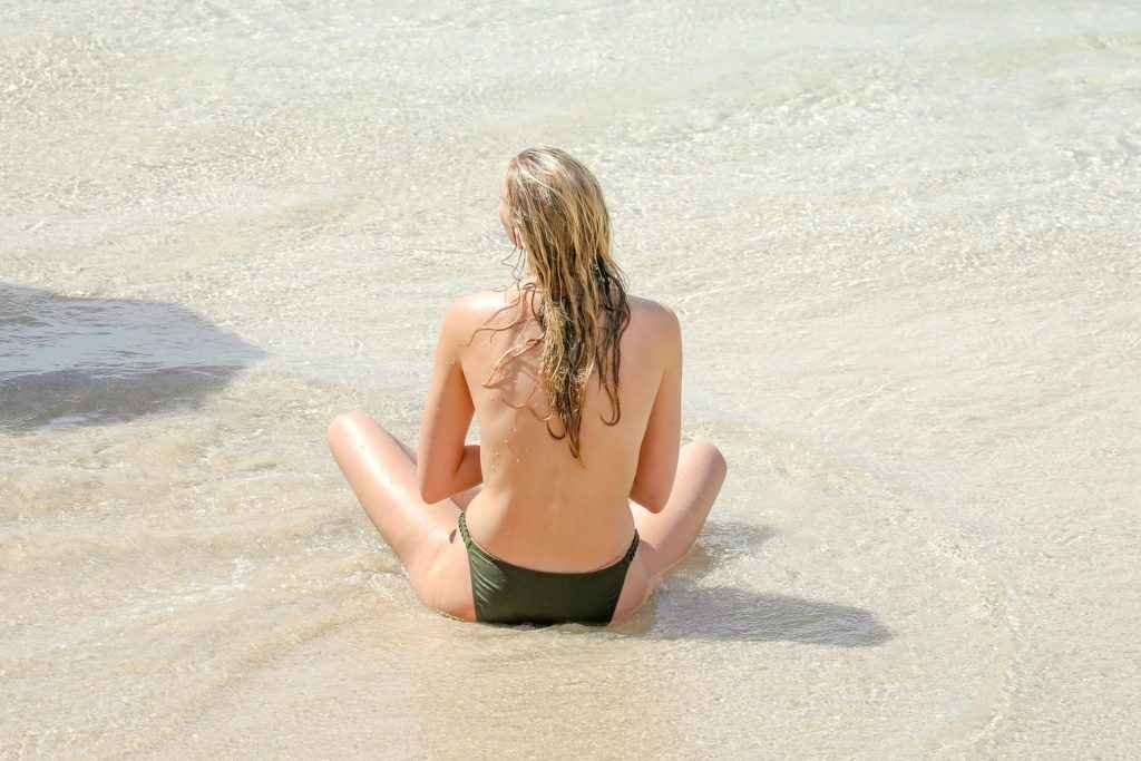 Elsa Hosk seins nus à Saint Barthélémy