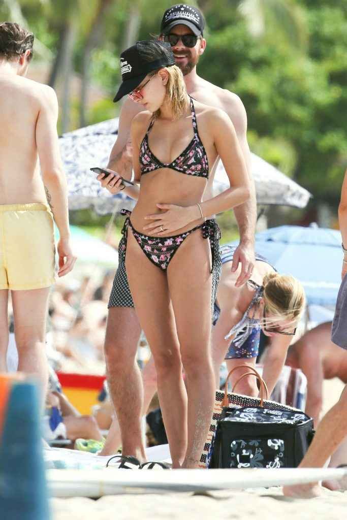 Hailey Baldwin en bikini à Honolulu