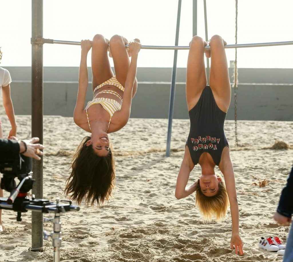 Hailey Baldwin et Sara Sampaio en bikini à Venice Beach