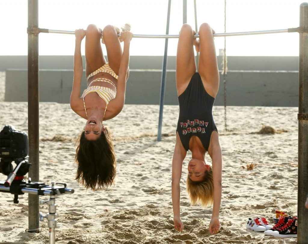 Hailey Baldwin et Sara Sampaio en bikini à Venice Beach