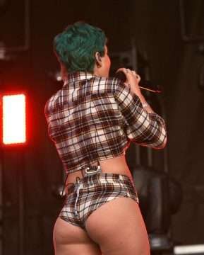 Halsey les fesses à l'air en concert