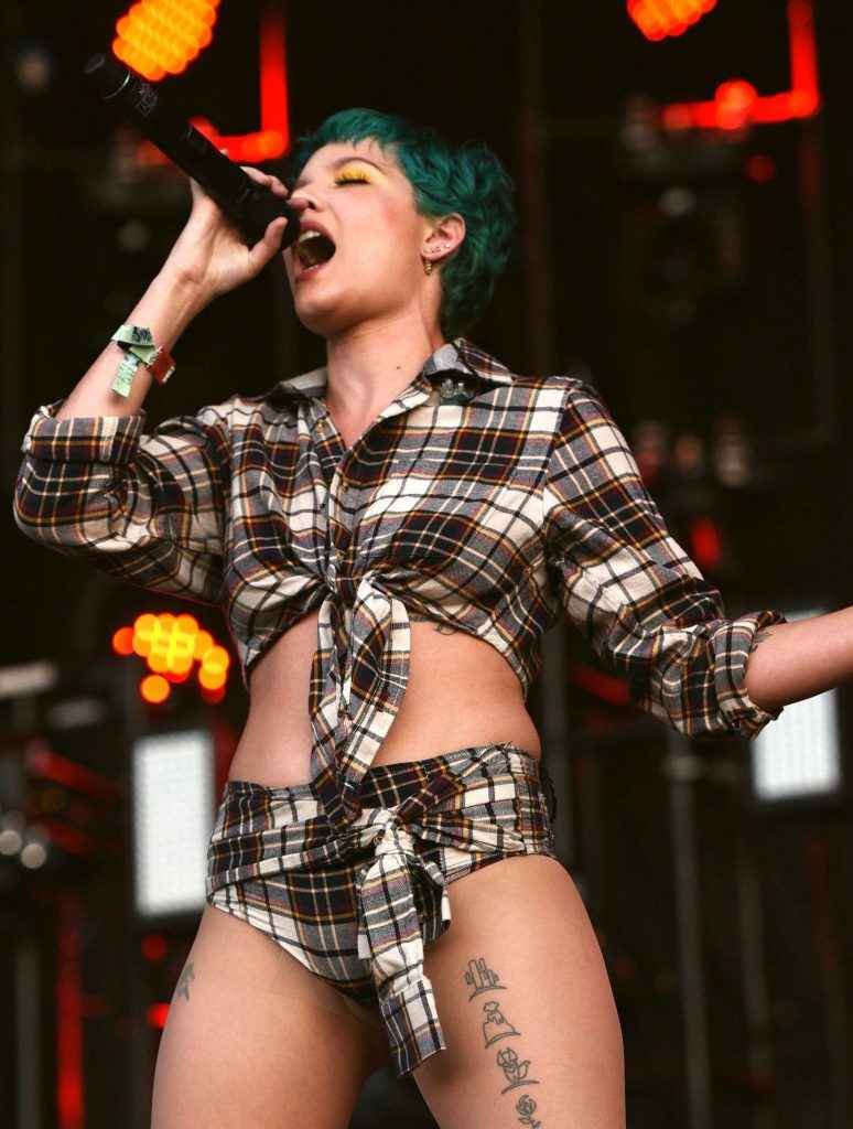 Halsey les fesses à l'air en concert