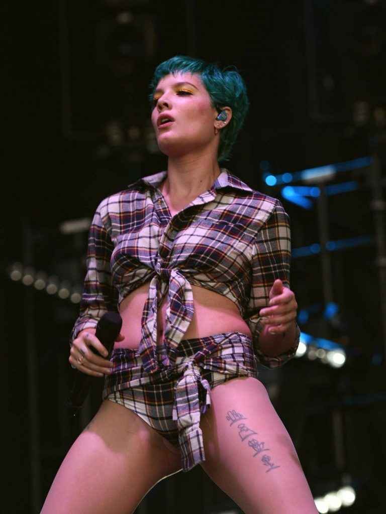 Halsey les fesses à l'air en concert