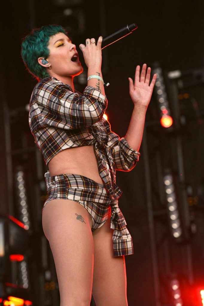 Halsey les fesses à l'air en concert