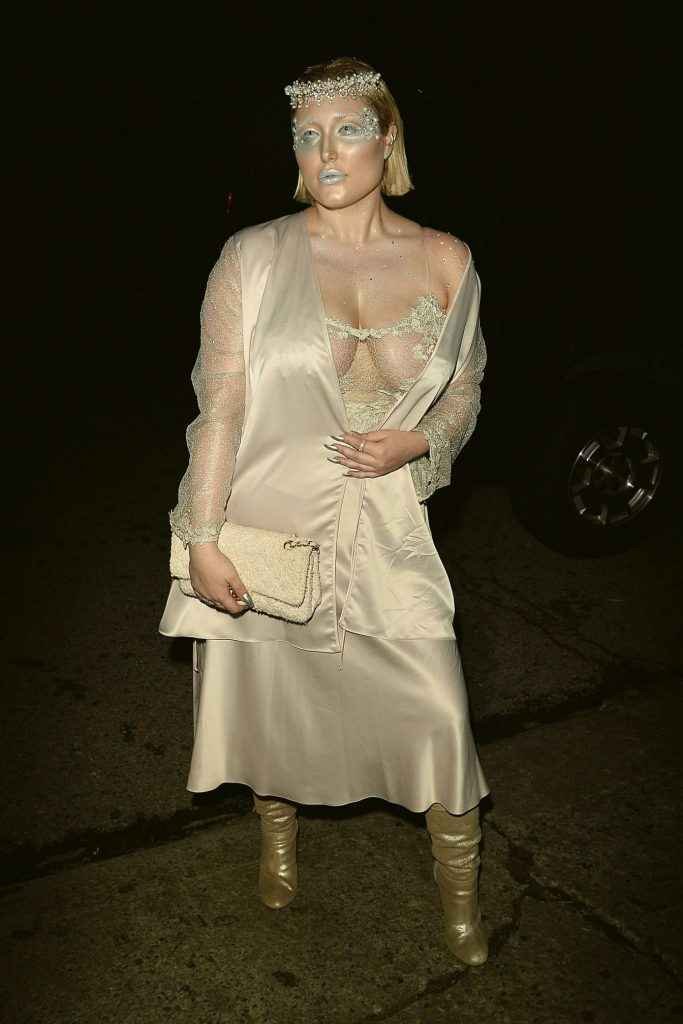 Hayley Hasselhoff exhibe ses gros seins