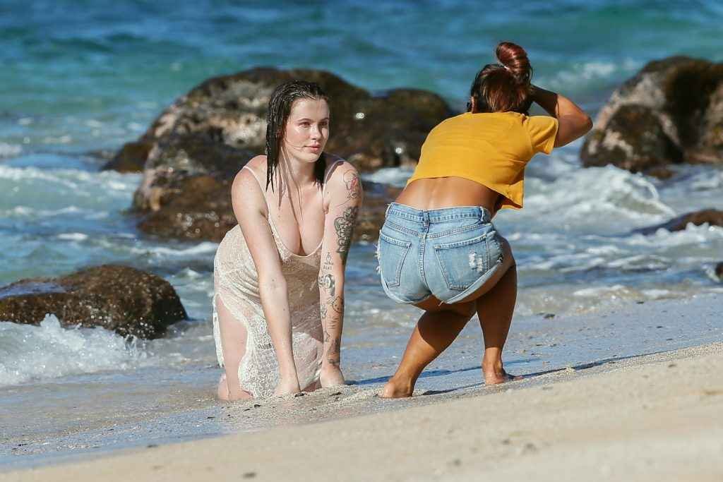 Ireland Baldwin seins nus par transparence à Hawaii