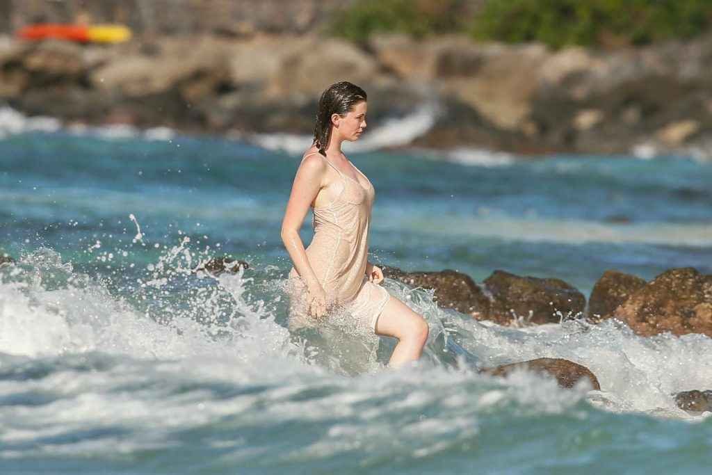 Ireland Baldwin seins nus par transparence à Hawaii