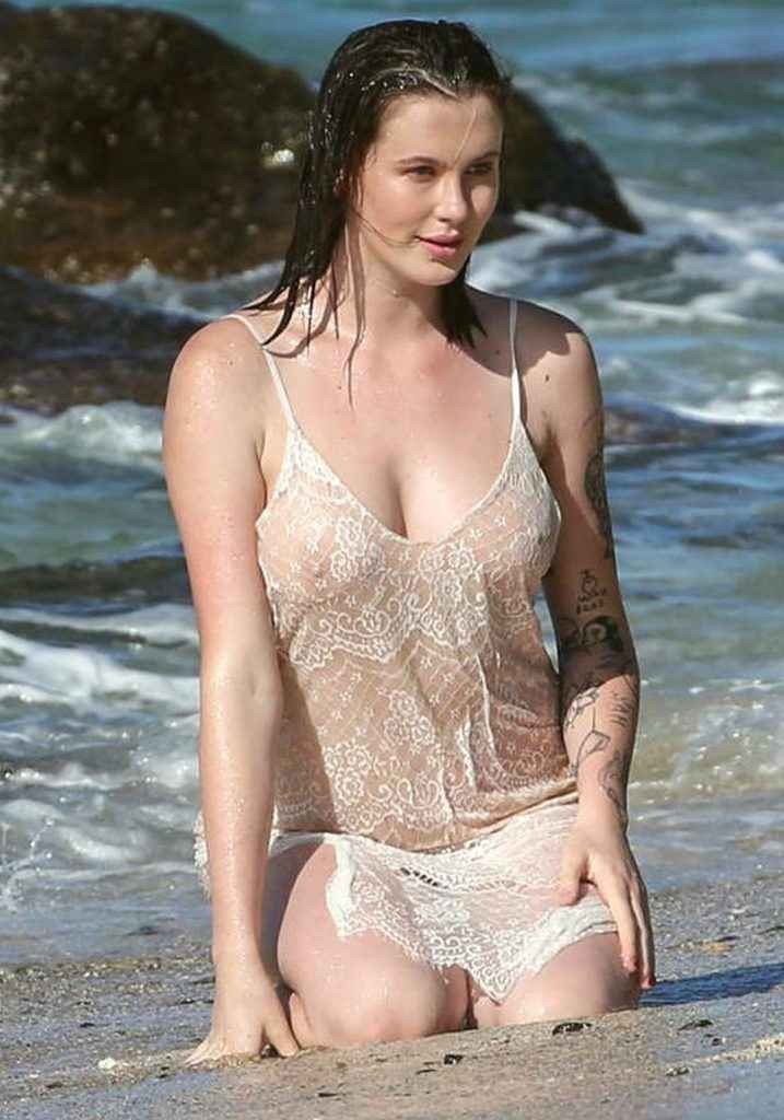 Ireland Baldwin seins nus par transparence à Hawaii