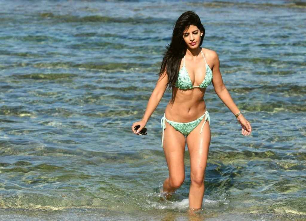 Jasmin Walia en bikini à Mykonos