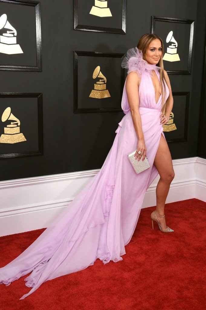 Jennifer Lopez ouvre le décolleté aux Grammy