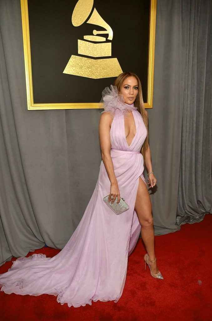 Jennifer Lopez ouvre le décolleté aux Grammy