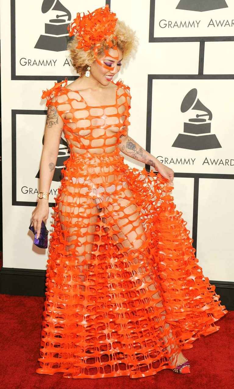 Joy Villa à moitié nue aux Grammy Awards