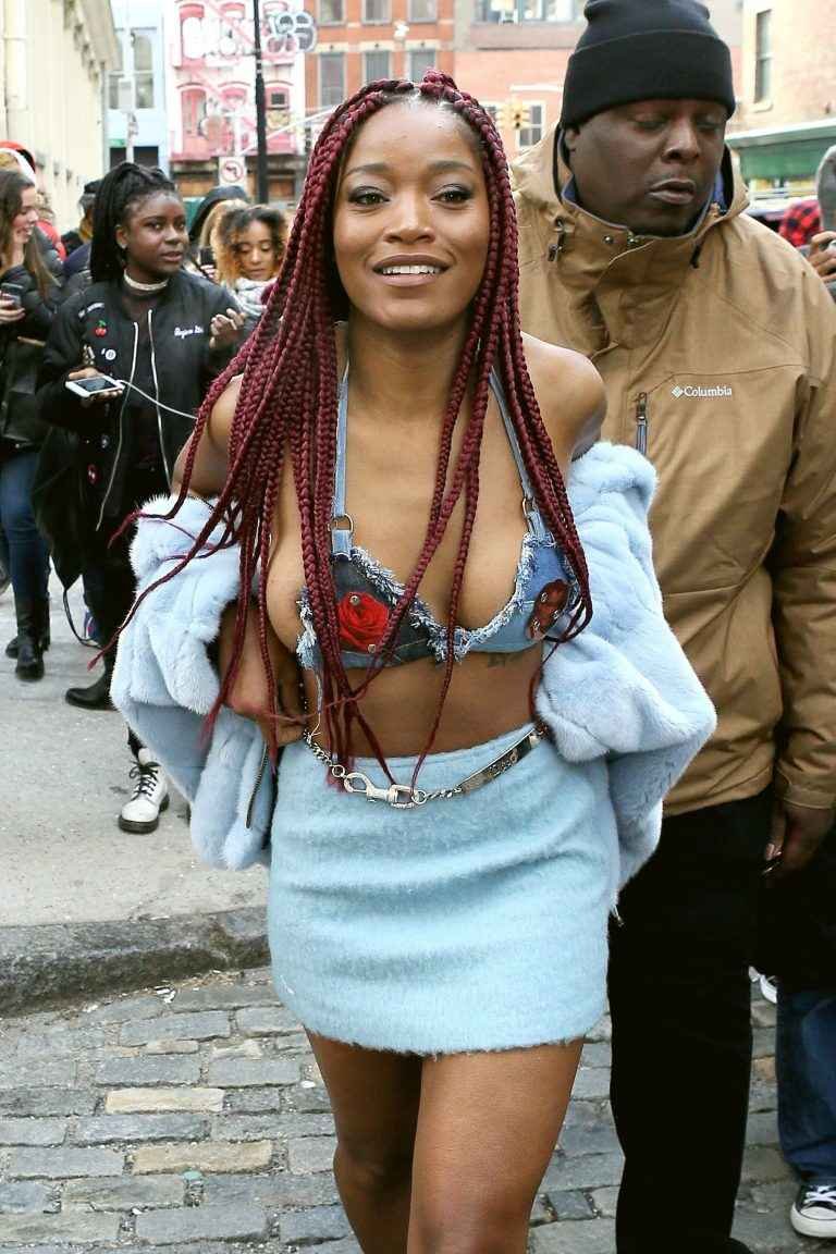 Keke Palmer les seins à l’air