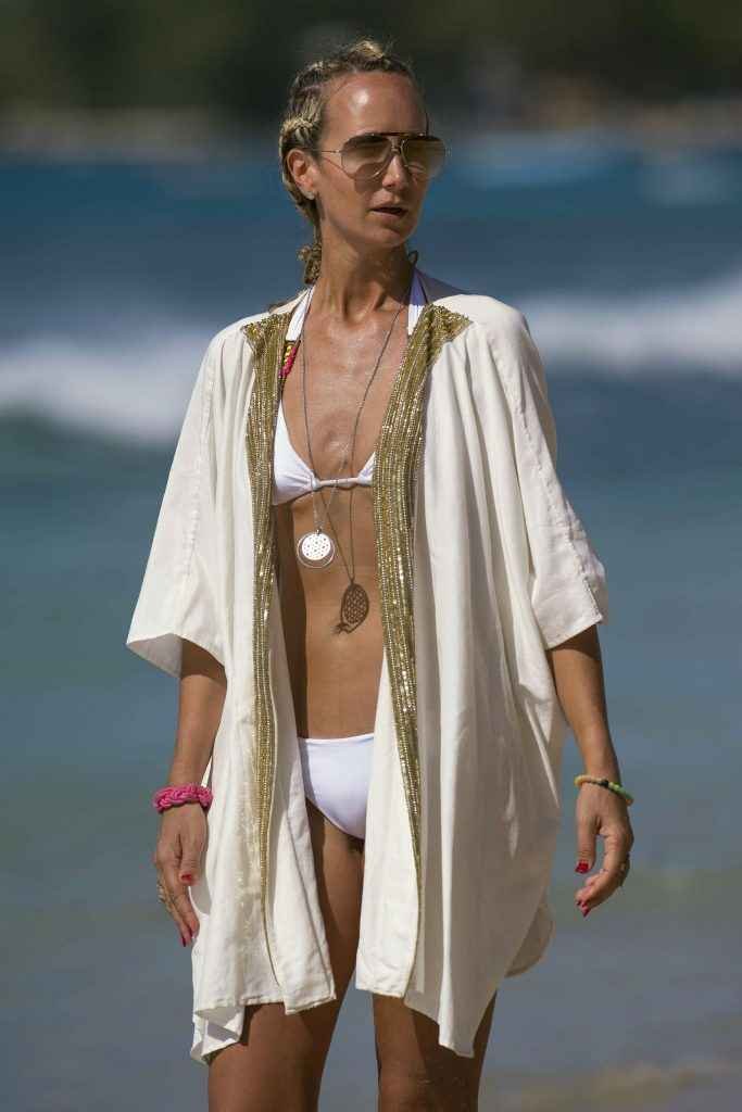 Lady Victoria Hervey dans un bikini blanc à La Barbade