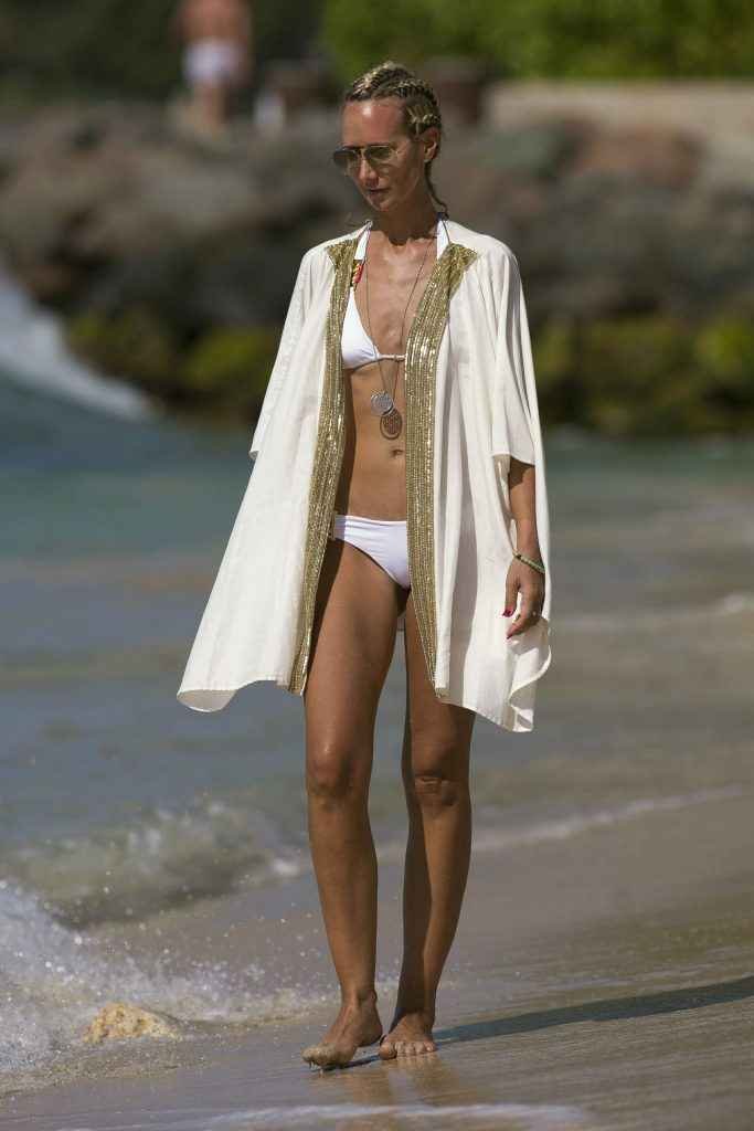 Lady Victoria Hervey dans un bikini blanc à La Barbade